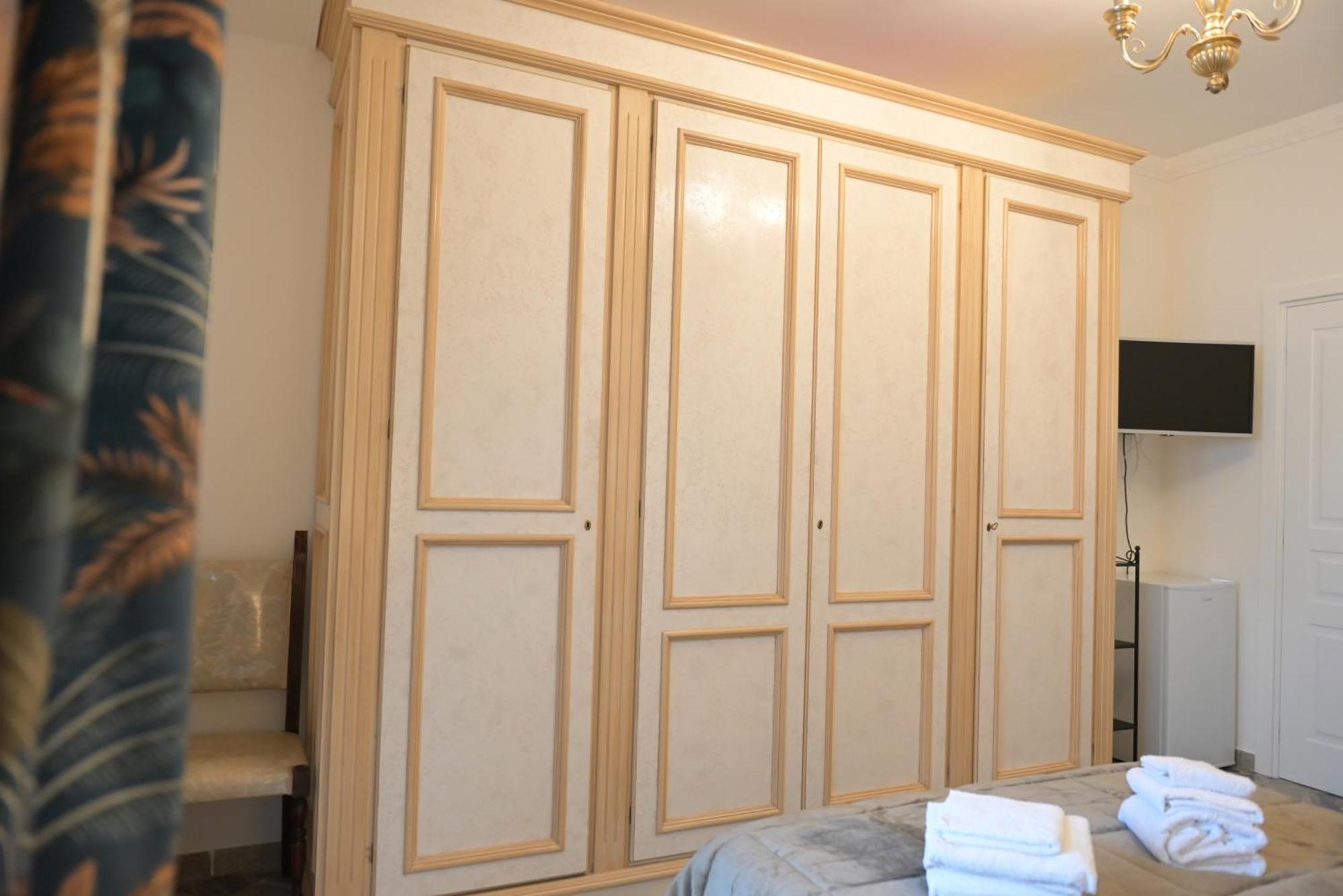 The Rooms Of Swami Бари Екстериор снимка